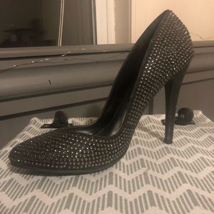 Black sparkling pumps